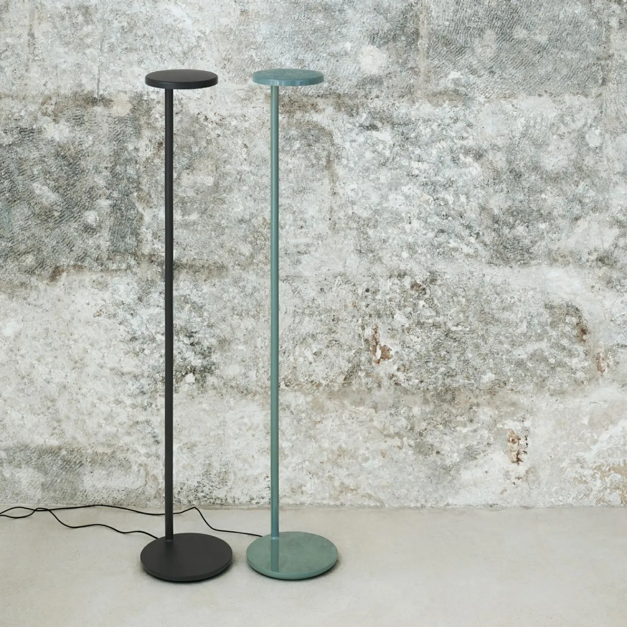 flos_oblique_floor_lampadaire_led_usb_sauge_1.webp Best FLOS Oblique Floor lampadaire LED USB sauge Éclairage De Bureau