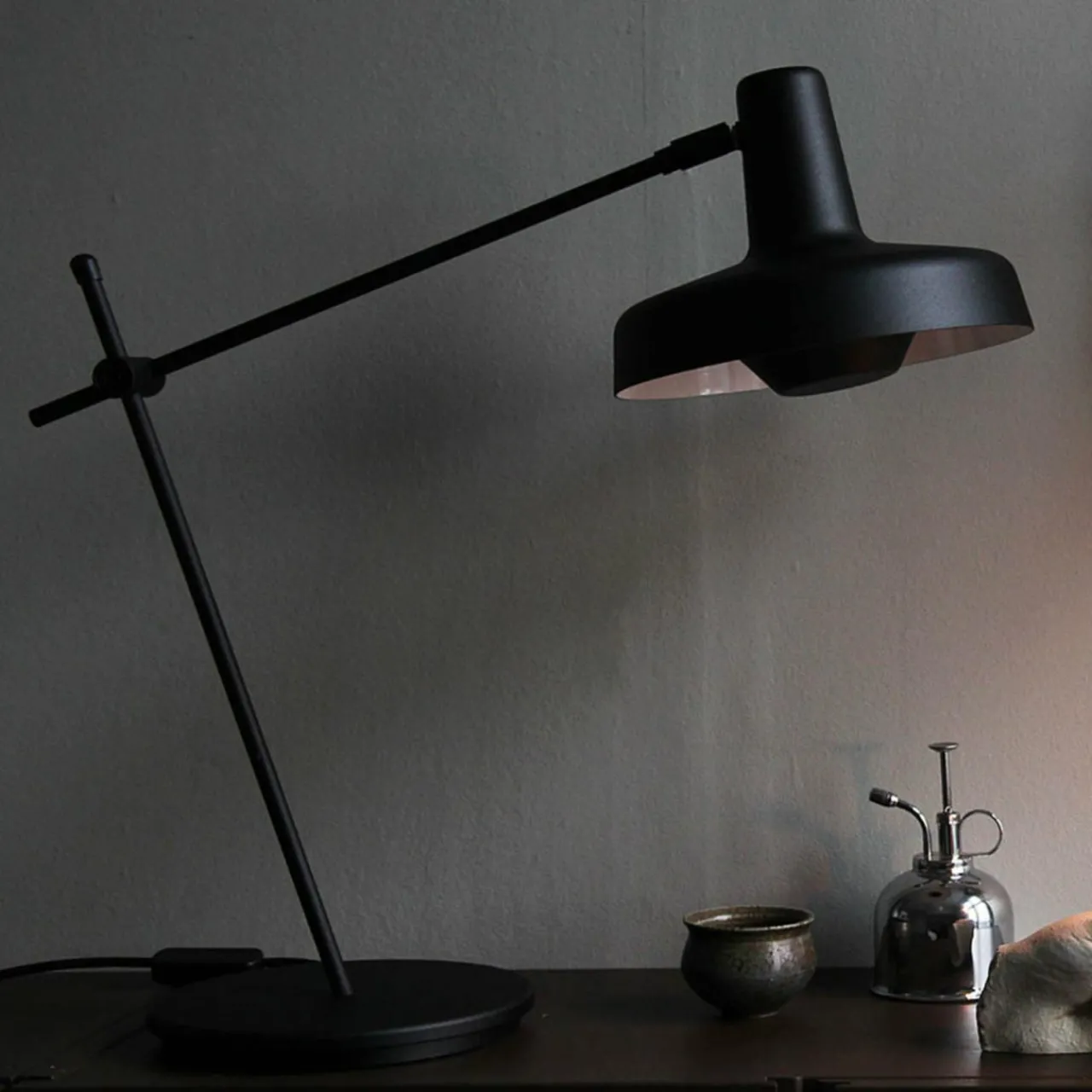 grupa_arigato_palace_lampe__double_bras_noir_2.webp Outlet Arigato Palace lampe à double bras, noir Éclairage De Bureau