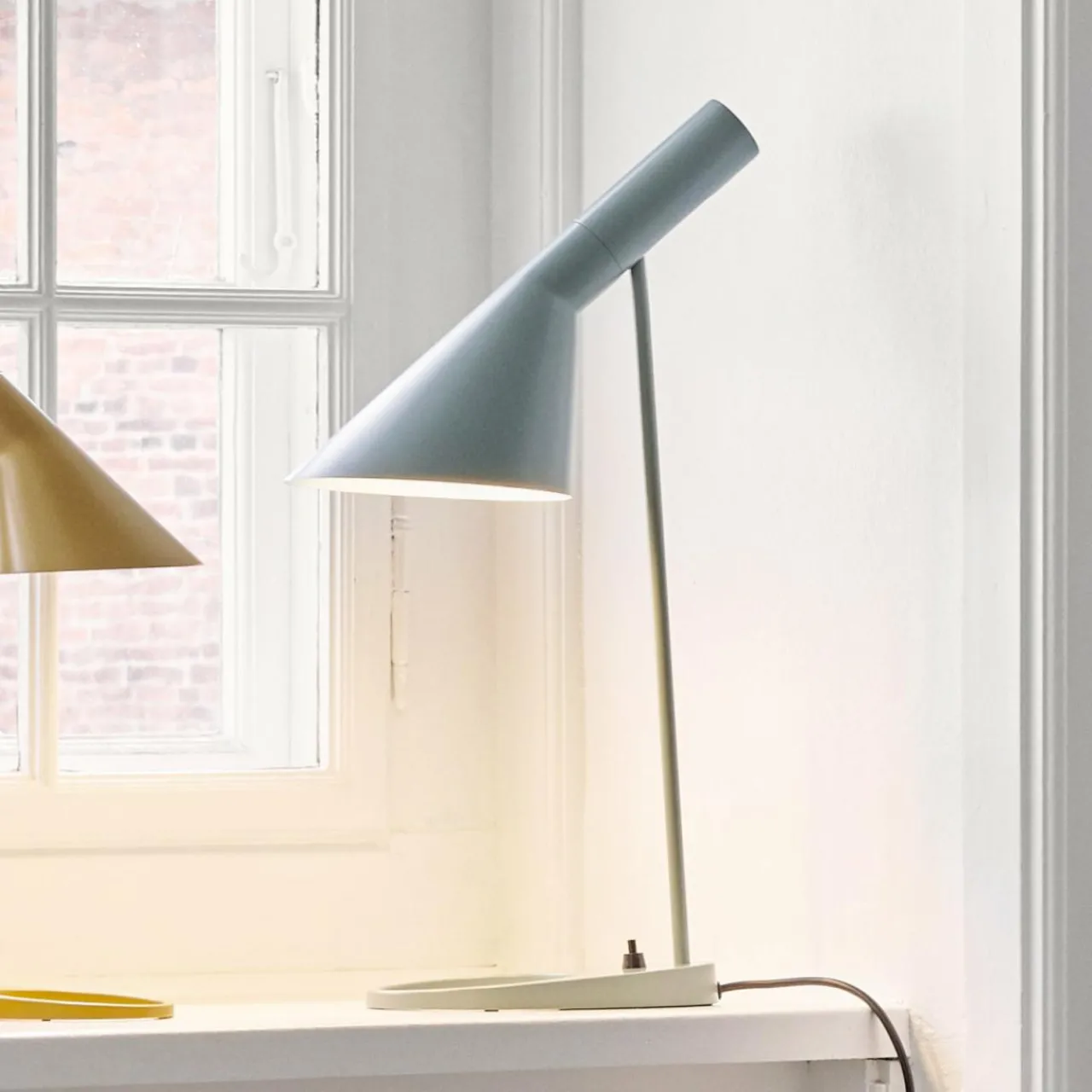 louis_poulsen_aj_mini_lampe_de_table_ptrole_2.webp Best AJ Mini lampe de table, pétrole Éclairage De Bureau