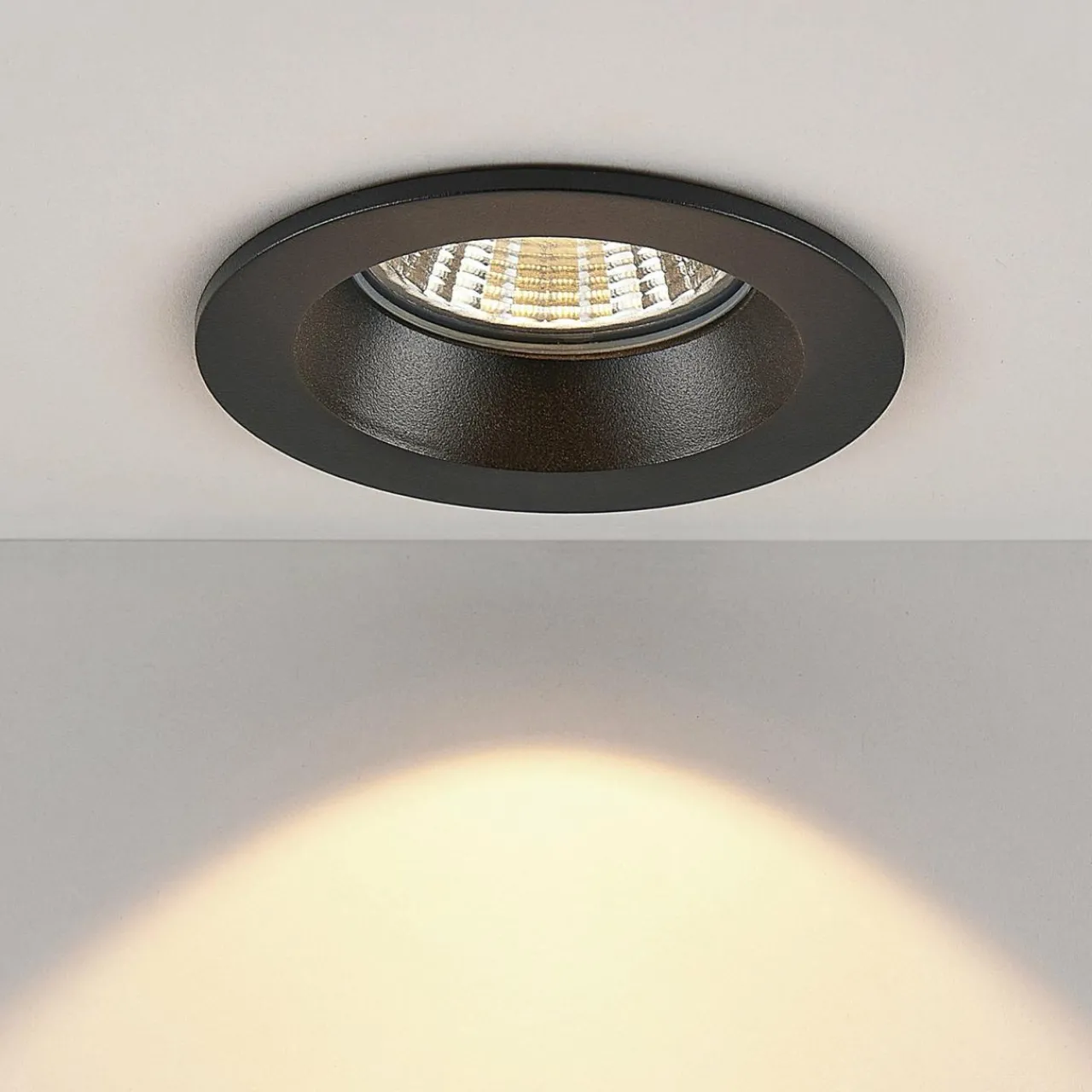 spot_encastr_chicco_round_w__k_noir_3.webp Store Spot encastré Chicco Round 7 W 30° 3 000 K noir Éclairage Extérieur Professionnel